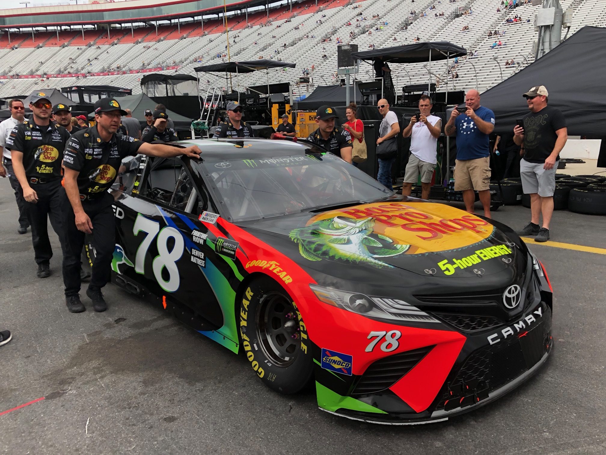 Can Martin Truex Jr score his first short track win at Richmond Raceway?