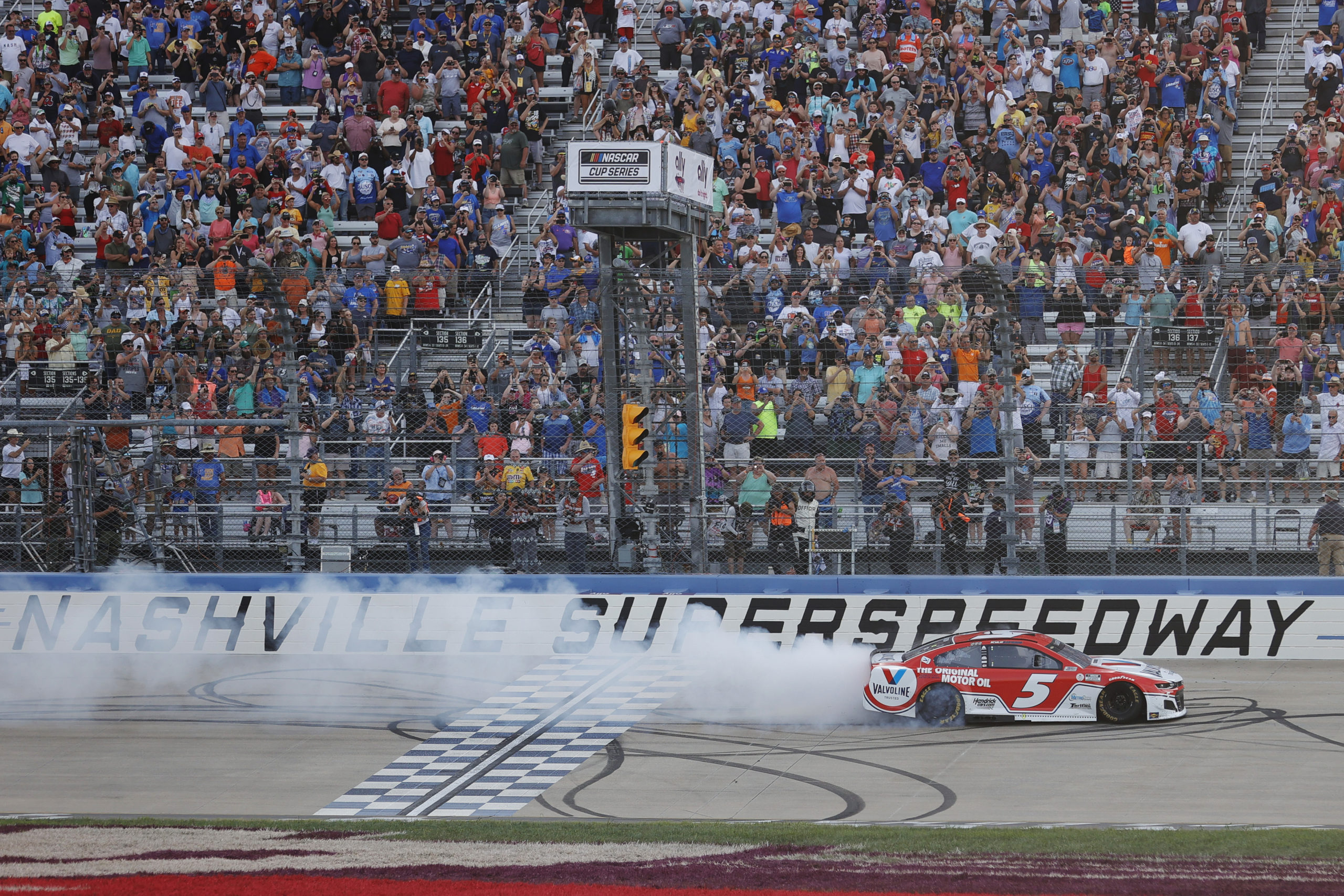 Kyle Larson Earns Third-Straight Victory in Nashville